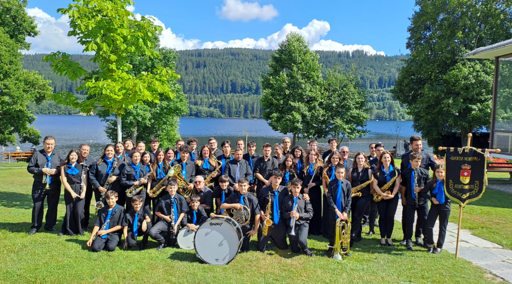 Banda juvenil en lago Titisee (Alemania)
