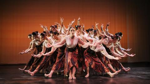Folklore fusión Joven Ballet Arroyo. Raquel Lindo Photo
