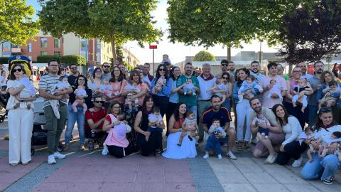 Casi un centenar de bebés recibe su pañuelo de Antoñito 2026