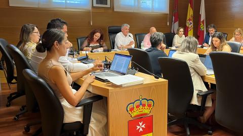 El Ayuntamiento de Arroyo impulsa una bajada de impuestos para aliviar la carga fiscal de los vecinos