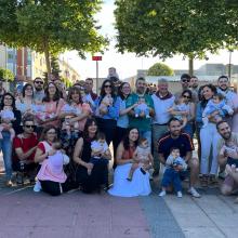 Casi un centenar de bebés recibe su pañuelo de Antoñito 2026